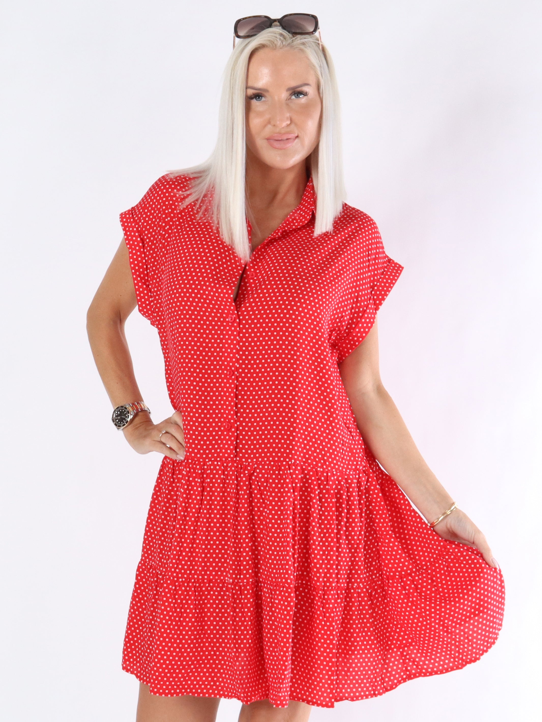 Omaira - Sort kortærmet skjortekjole med hvide prikker